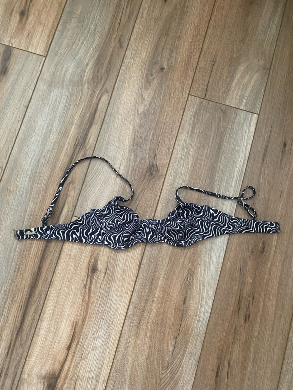 Black & White Wavy Print Underwire laHANA Swim Bikini Top